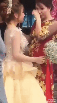 Clip cô dâu ôm cha mẹ khóc nức nở trong ngày cưới: Lấy chồng xa 53km thôi mà cảm giác như 530km vậy Clip cô dâu ôm cha mẹ khóc nức nở trong ngày cưới: Lấy chồng xa 53km thôi mà cảm giác như 530km vậy