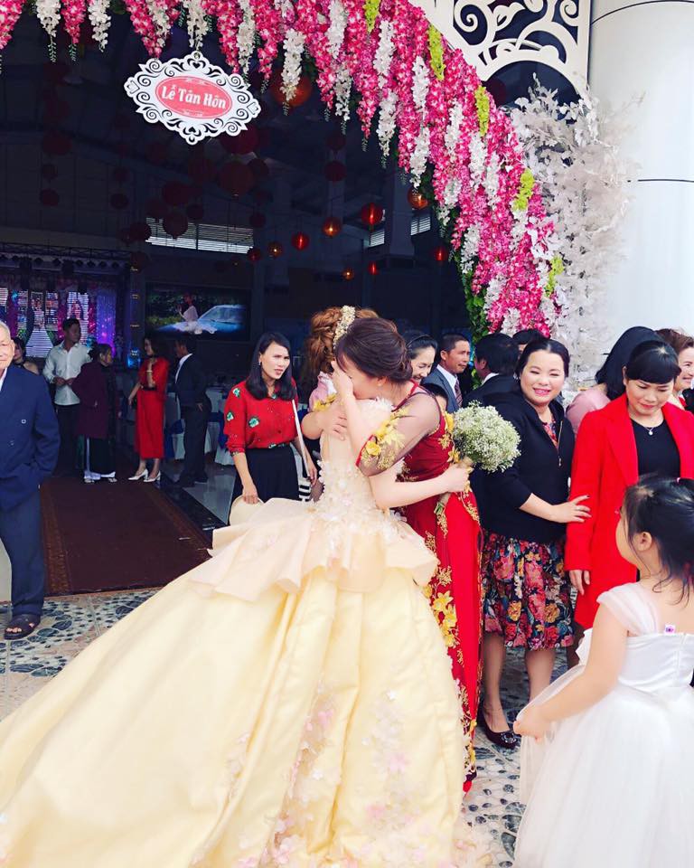 Clip cô dâu ôm cha mẹ khóc nức nở trong ngày cưới: Lấy chồng xa 53km thôi mà cảm giác như 530km vậy