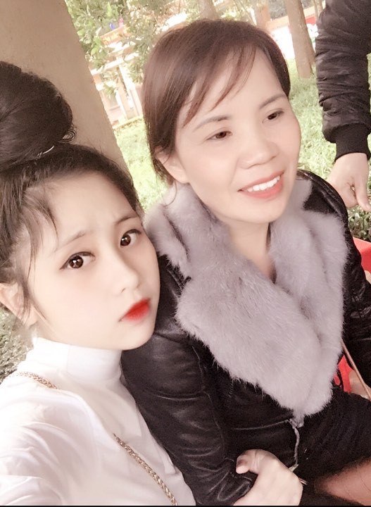 Clip cô dâu ôm cha mẹ khóc nức nở trong ngày cưới: Lấy chồng xa 53km thôi mà cảm giác như 530km vậy