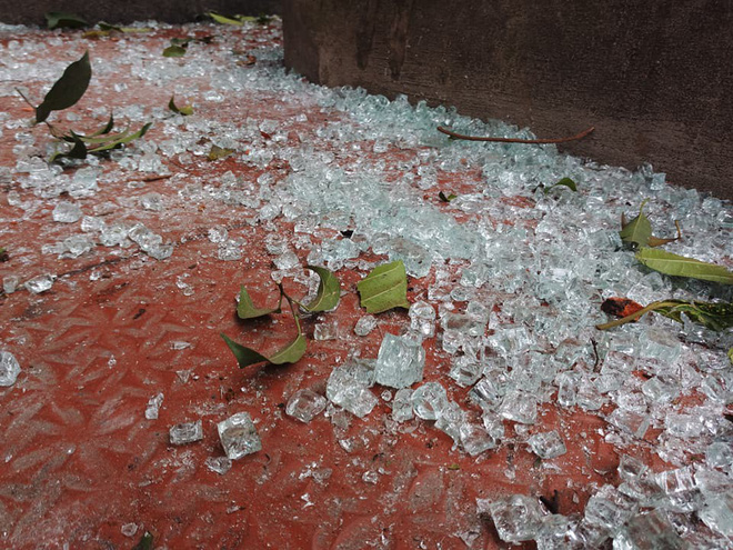 Sức công phá của vụ nổ khủng khiếp đến nỗi tạo ra hố sâu lớn, nhiều cửa kính cường lực cách 200-300 mét vỡ nát