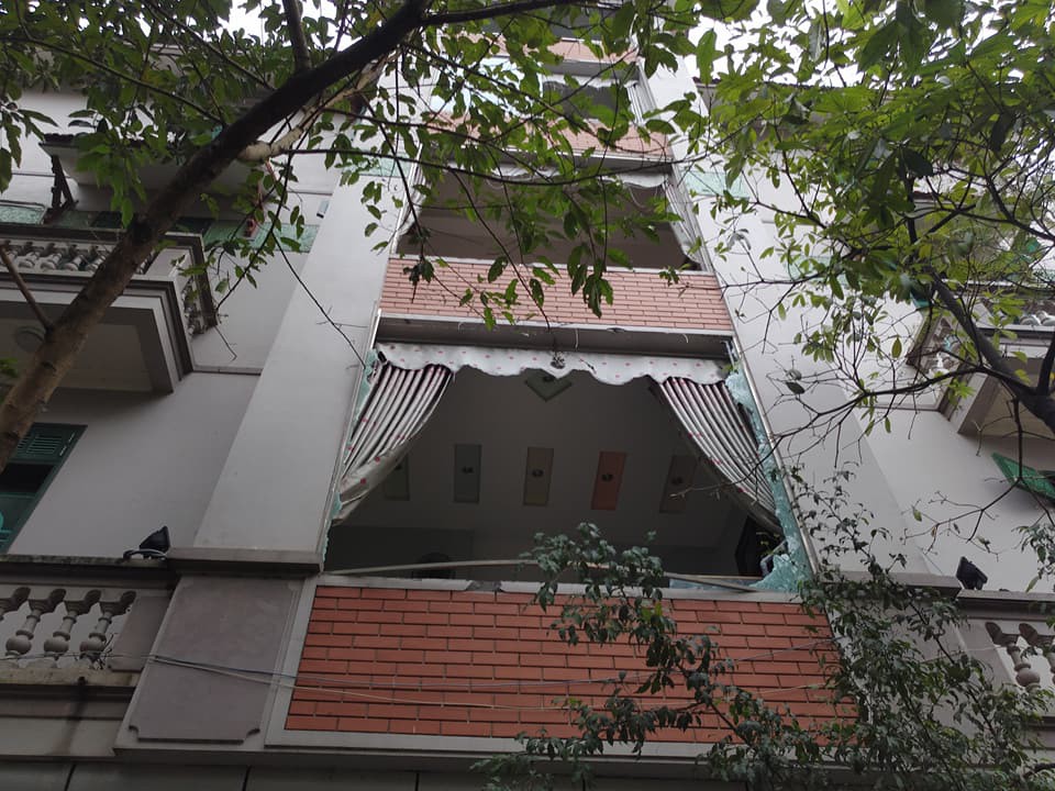 Sức công phá của vụ nổ khủng khiếp đến nỗi tạo ra hố sâu lớn, nhiều cửa kính cường lực cách 200-300 mét vỡ nát