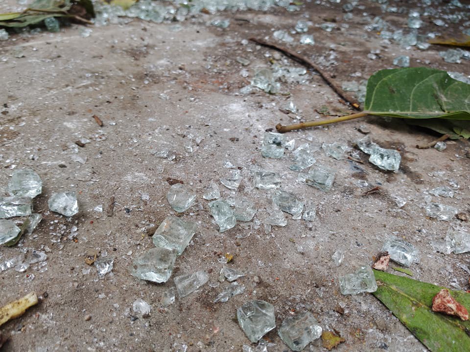 Sức công phá của vụ nổ khủng khiếp đến nỗi tạo ra hố sâu lớn, nhiều cửa kính cường lực cách 200-300 mét vỡ nát