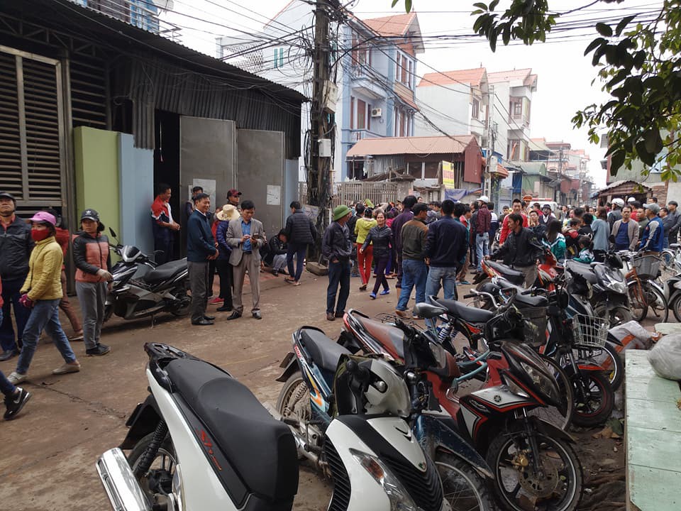 Sức công phá của vụ nổ khủng khiếp đến nỗi tạo ra hố sâu lớn, nhiều cửa kính cường lực cách 200-300 mét vỡ nát