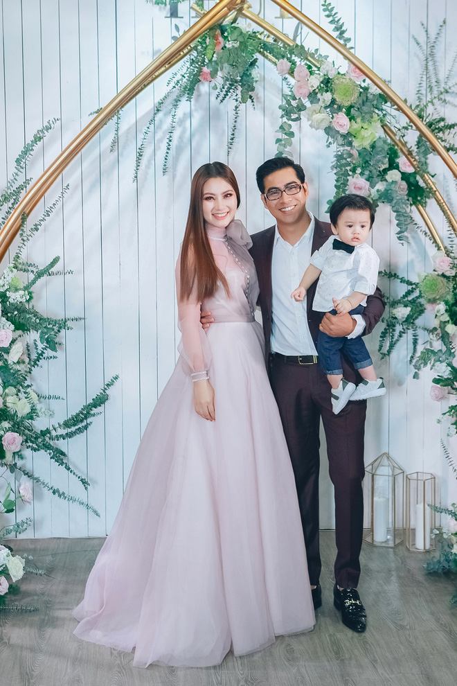 Nữ diễn viên Kiều nữ và đại gia khoe con trai gần 1 tuổi đẹp như con lai