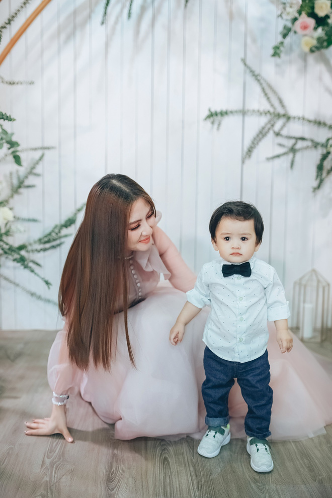 Nữ diễn viên Kiều nữ và đại gia khoe con trai gần 1 tuổi đẹp như con lai