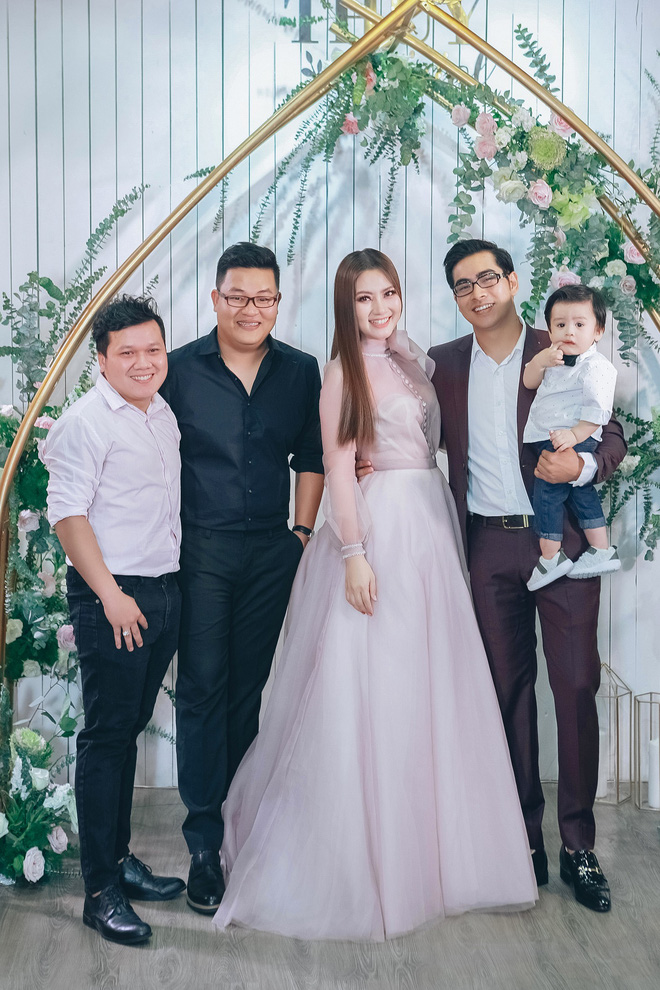 Nữ diễn viên Kiều nữ và đại gia khoe con trai gần 1 tuổi đẹp như con lai