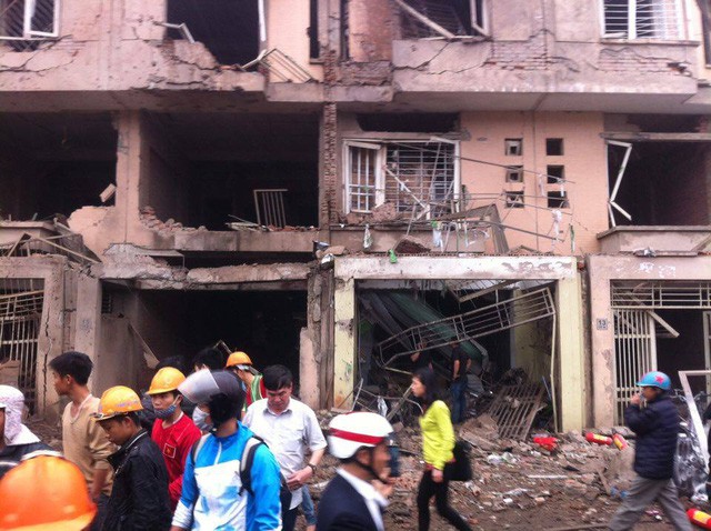 Hiếu kỳ với bom đạn, thói quen dị thường của nhiều người Việt