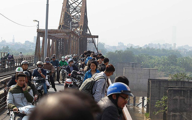 Hiếu kỳ với bom đạn, thói quen dị thường của nhiều người Việt