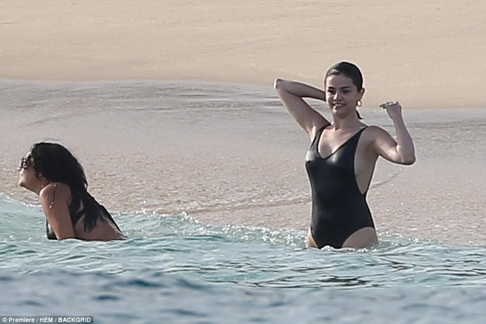Trở về sau chuyến nghỉ mát, Justin và Selena nổ ra tranh cãi, không thèm tạm biệt nhau Trở về sau chuyến nghỉ mát, Justin và Selena nổ ra tranh cãi, không thèm tạm biệt nhau
