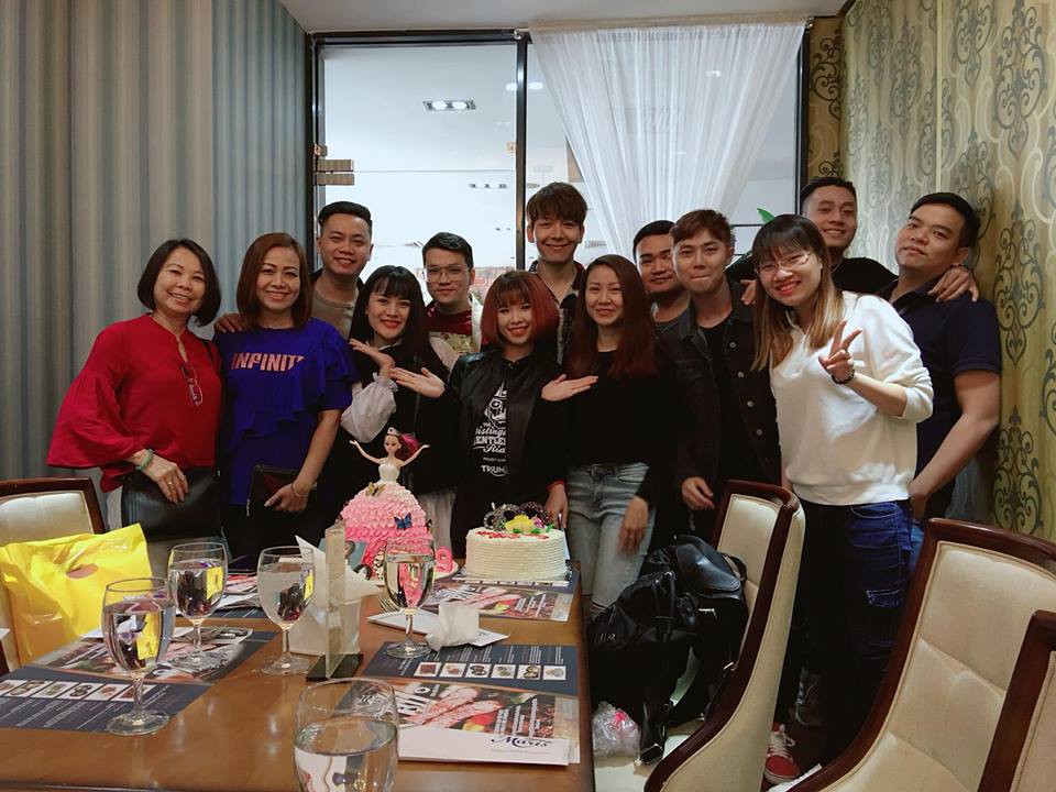 Khởi My hạnh phúc đón tuổi mới bên ông xã Kelvin Khánh và người thân