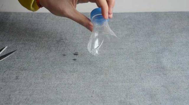 Chỉ mất 2 phút, chị em có ngay dụng cụ cọ nồi không đau tay mà sạch sẽ vô cùng