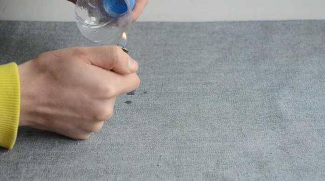 Chỉ mất 2 phút, chị em có ngay dụng cụ cọ nồi không đau tay mà sạch sẽ vô cùng