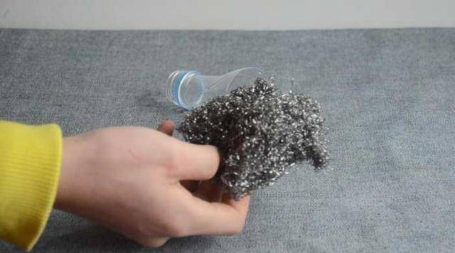 Chỉ mất 2 phút, chị em có ngay dụng cụ cọ nồi không đau tay mà sạch sẽ vô cùng