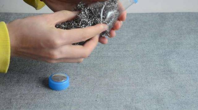 Chỉ mất 2 phút, chị em có ngay dụng cụ cọ nồi không đau tay mà sạch sẽ vô cùng