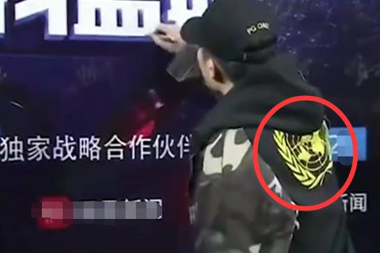 Thêm thông tin Lý Tiểu Lộ bỏ mặc chồng ăn cơm 1 mình đến bên người tình kém 12 tuổi