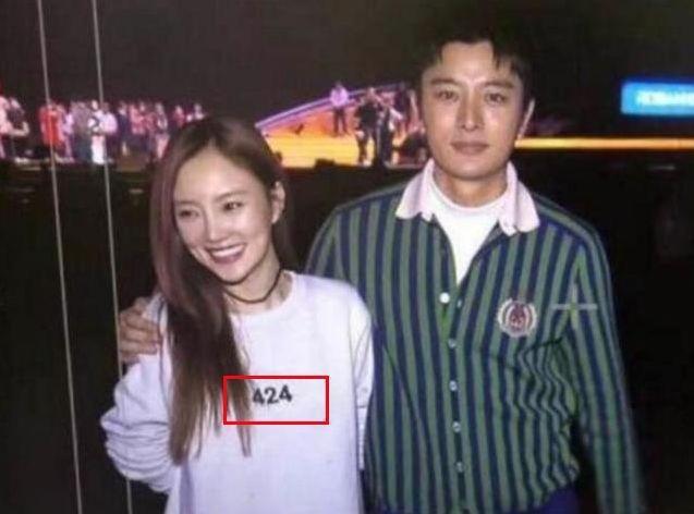 Thêm thông tin Lý Tiểu Lộ bỏ mặc chồng ăn cơm 1 mình đến bên người tình kém 12 tuổi