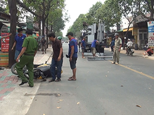 Khung sắt nặng cả tạ rớt khỏi xe tải đè nữ sinh đi trên đường