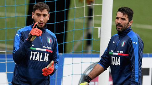 Buffon thúc Donnarumma rời AC Milan để đến Juventus