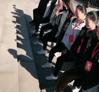 Giới trẻ Trung Quốc thi nhau rủ bạn thử trào lưu Chân ai dài hơn