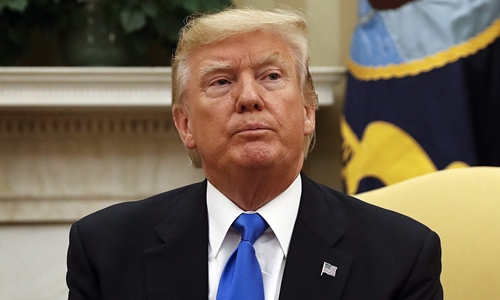 Trump hứng chỉ trích vì khoe nút kích hoạt hạt nhân