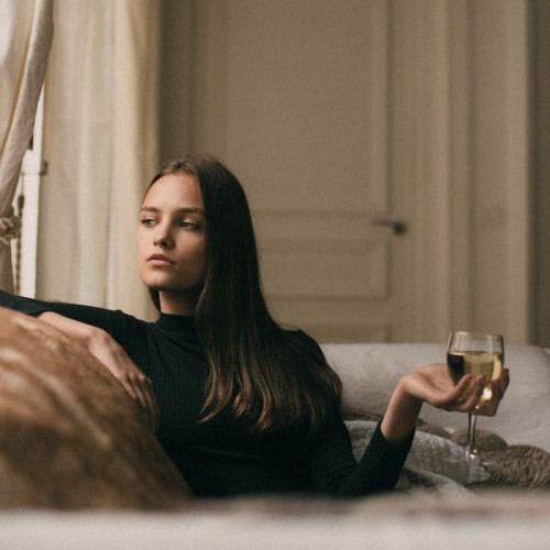 Đàn bà thông minh thì dù cần chồng đến đâu cũng hãy tỏ ra mình không cần lắm!