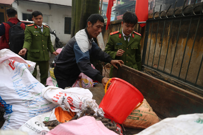 Vụ nổ ở Bắc Ninh: Đạn phủ kín đường làng, đã thu gom được 500kg đầu đạn Vụ nổ ở Bắc Ninh: Đạn phủ kín đường làng, đã thu gom được 500kg đầu đạn