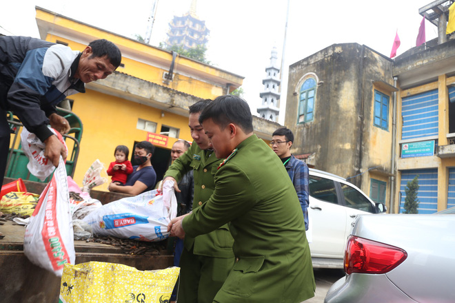 Vụ nổ ở Bắc Ninh: Đạn phủ kín đường làng, đã thu gom được 500kg đầu đạn Vụ nổ ở Bắc Ninh: Đạn phủ kín đường làng, đã thu gom được 500kg đầu đạn