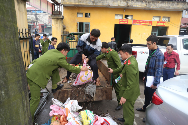 Vụ nổ ở Bắc Ninh: Đạn phủ kín đường làng, đã thu gom được 500kg đầu đạn Vụ nổ ở Bắc Ninh: Đạn phủ kín đường làng, đã thu gom được 500kg đầu đạn