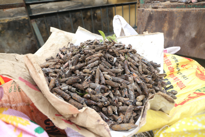 Vụ nổ ở Bắc Ninh: Đạn phủ kín đường làng, đã thu gom được 500kg đầu đạn Vụ nổ ở Bắc Ninh: Đạn phủ kín đường làng, đã thu gom được 500kg đầu đạn