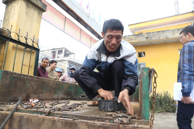 Vụ nổ ở Bắc Ninh: Đạn phủ kín đường làng, đã thu gom được 500kg đầu đạn Vụ nổ ở Bắc Ninh: Đạn phủ kín đường làng, đã thu gom được 500kg đầu đạn