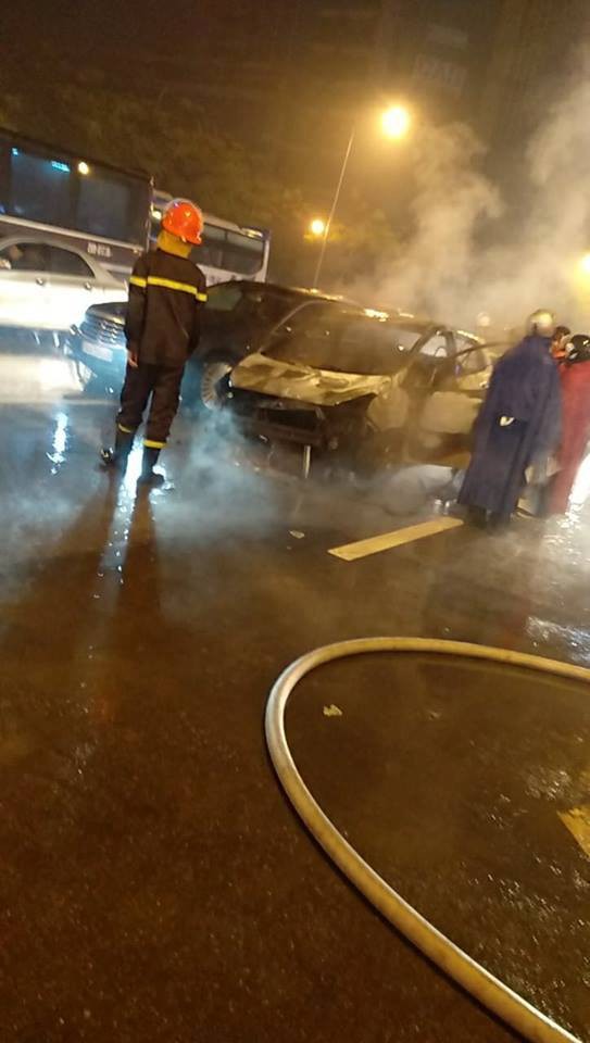 Hà Nội: Ô tô bốc cháy dữ dội giữa trời mưa, tài xế may mắn thoát chết