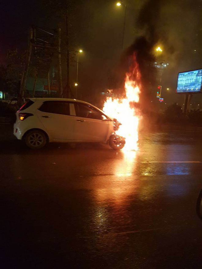 Hà Nội: Ô tô bốc cháy dữ dội giữa trời mưa, tài xế may mắn thoát chết