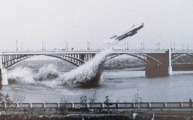 Thực hư chuyện phi công Liên Xô lái tiêm kích MiG-17 bay xuyên qua… gầm cầu!