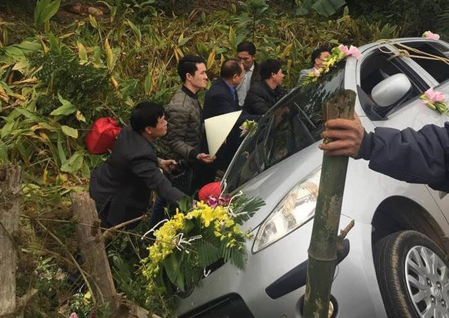 Cô dâu Nghệ An bị làm phiền sau sự cố xe hoa lao xuống vực