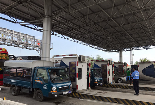 Tài xế dàn ôtô chặn ngang trạm BOT Cần Thơ - Phụng Hiệp