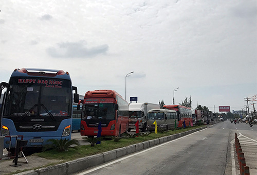 Tài xế dàn ôtô chặn ngang trạm BOT Cần Thơ - Phụng Hiệp