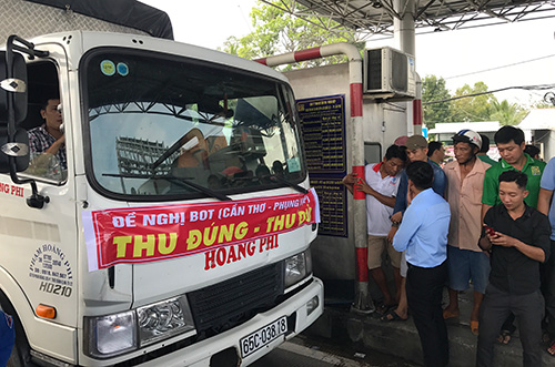 Tài xế dàn ôtô chặn ngang trạm BOT Cần Thơ - Phụng Hiệp