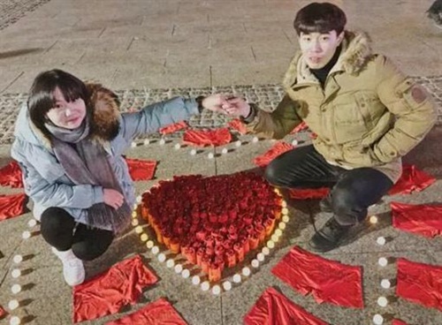 Dùng 199 quần lót cầu hôn, cô gái khiến bạn trai gật đầu lia lịa Dùng 199 quần lót cầu hôn, cô gái khiến bạn trai gật đầu lia lịa