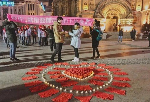 Dùng 199 quần lót cầu hôn, cô gái khiến bạn trai gật đầu lia lịa Dùng 199 quần lót cầu hôn, cô gái khiến bạn trai gật đầu lia lịa