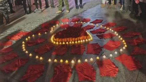 Dùng 199 quần lót cầu hôn, cô gái khiến bạn trai gật đầu lia lịa Dùng 199 quần lót cầu hôn, cô gái khiến bạn trai gật đầu lia lịa