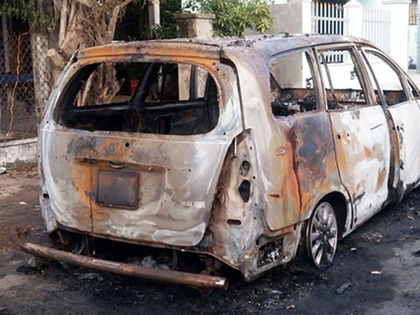 Hàng chục thanh niên ném bom xăng đốt ôtô Innova