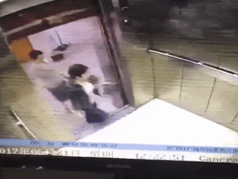 Mải mê nhìn điện thoại, cô gái bị thang máy cuốn cụt chân