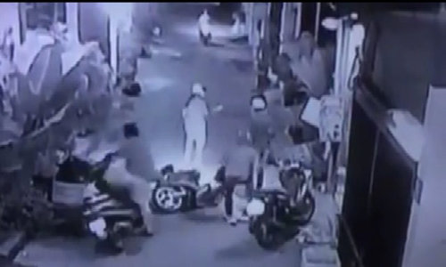 Camera ghi hình đôi nam nữ ở TP HCM bị cướp tấn công