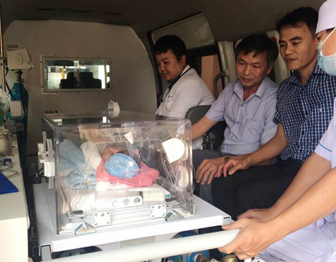 Bé sơ sinh lộ hết ruột gan ra ngoài được phục hồi thành bụng thành công