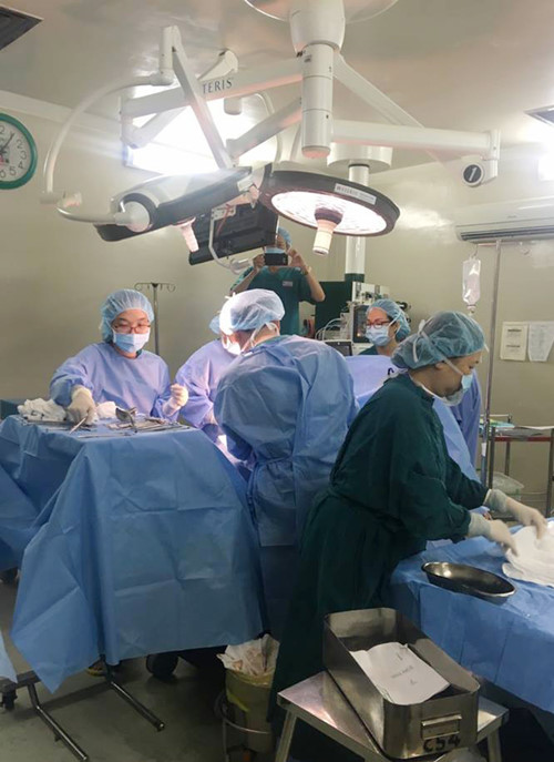 Bé sơ sinh lộ hết ruột gan ra ngoài được phục hồi thành bụng thành công