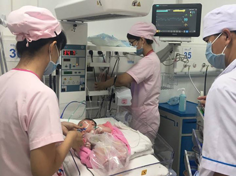 Bé sơ sinh lộ hết ruột gan ra ngoài được phục hồi thành bụng thành công