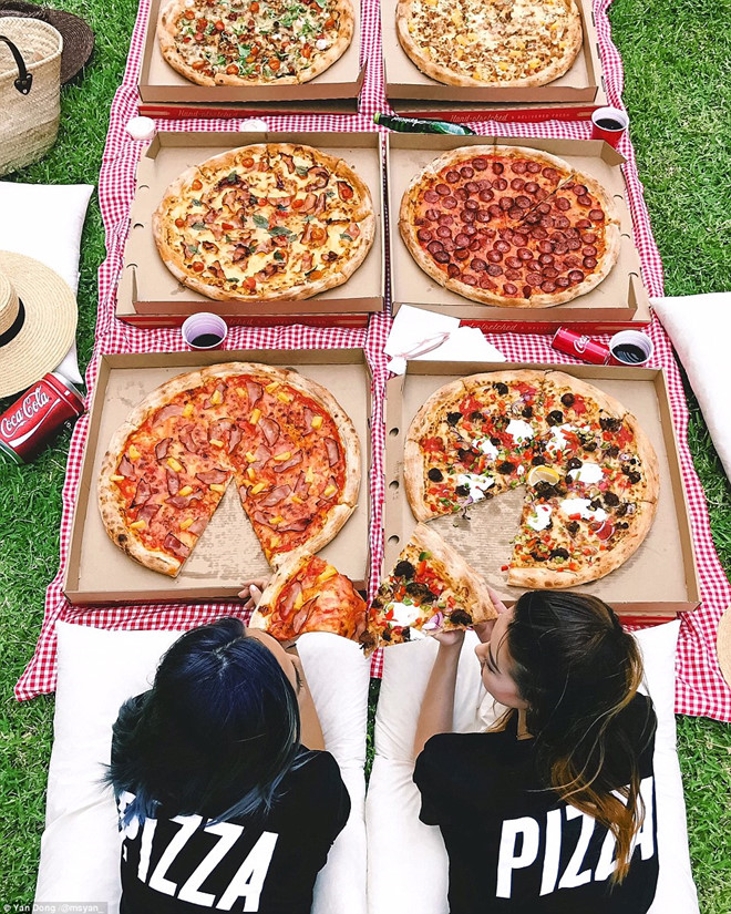 Nữ y tá dành cả thanh xuân để chụp ảnh quán xá