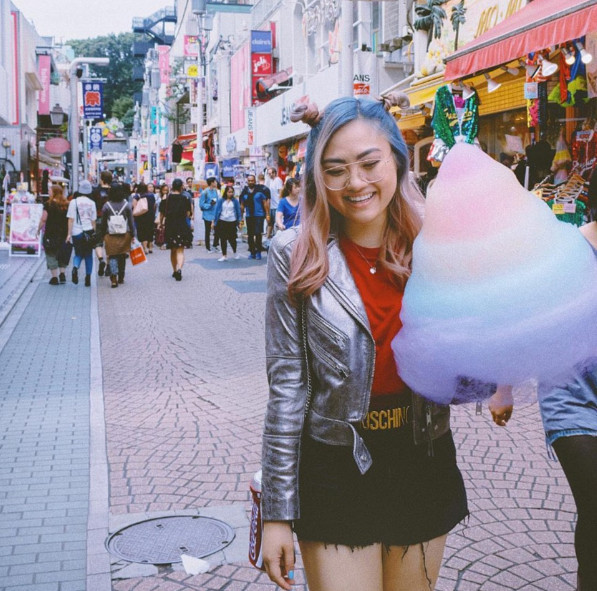 Nữ y tá dành cả thanh xuân để chụp ảnh quán xá