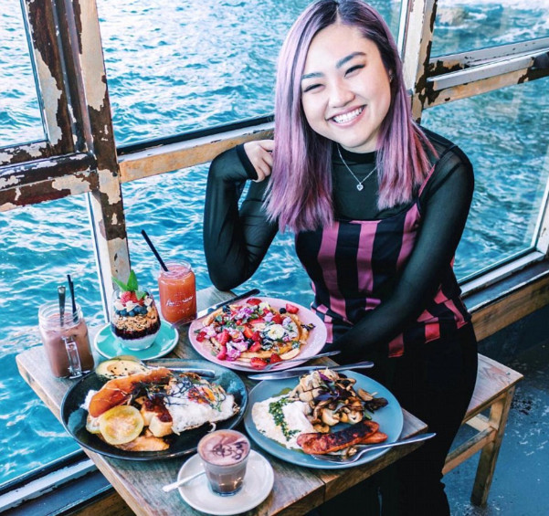 Nữ y tá dành cả thanh xuân để chụp ảnh quán xá