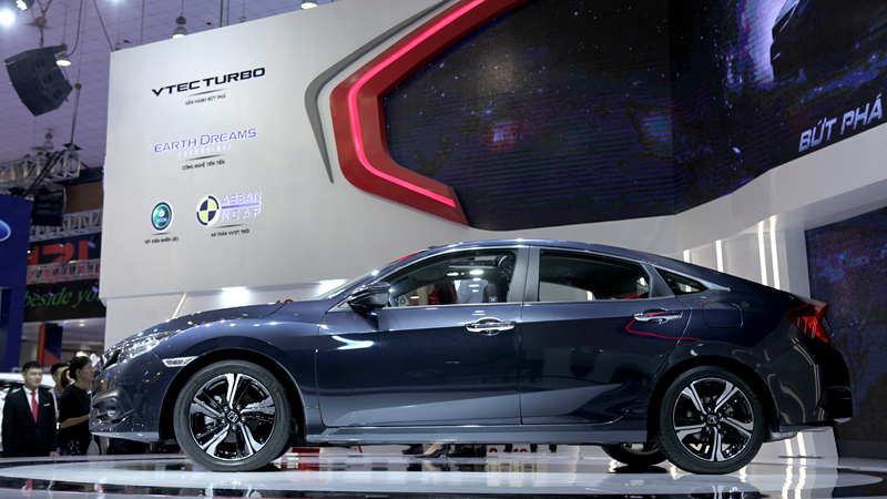 Hàng ngàn ô tô ùn ứ ở cảng, xe giá rẻ vẫn chưa về Việt Nam